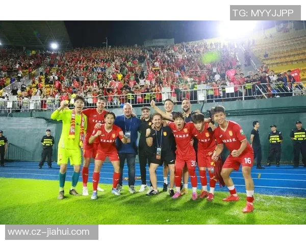 足球球星背后的不为人知的训练细节与生活习惯揭秘 足球球星背后的不为人知的训练细节与生活习惯揭秘